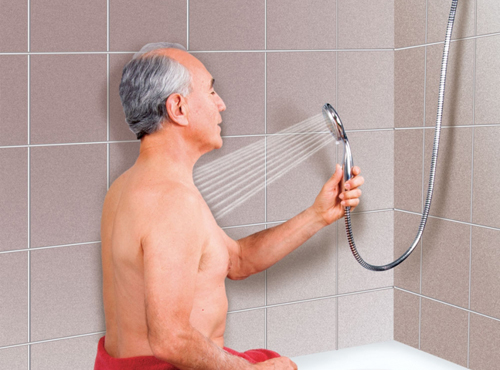 Lợi ích của việc tắm máy nước nóng cho người già