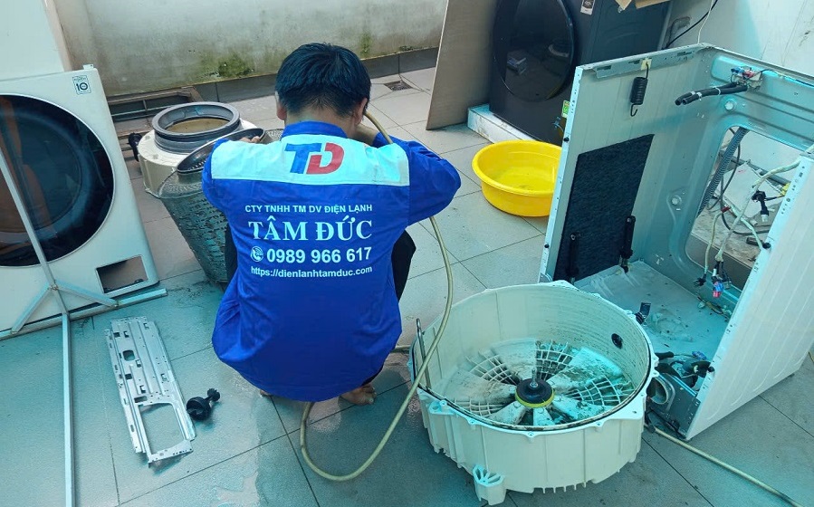tam-duc-ve-sinh-may-giat-phuong-binh-hung-hoa