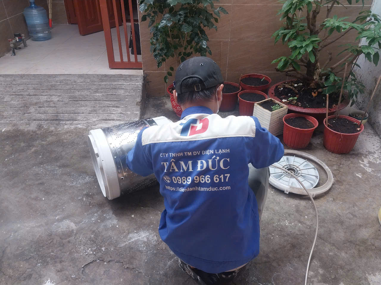 tam-duc-ve-sinh-may-giat-tai-phuong-thoi-an-tphcm