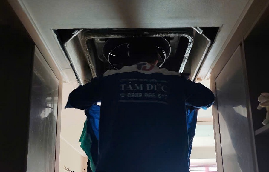 ve-sinh-may-lanh-am-tran-phuong-hoa-hung