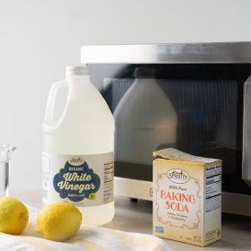 Cách Tự Vệ Sinh Lò Vi Sóng: Dễ Dàng, Sạch Bóng Như Mới