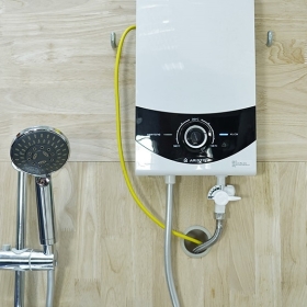 Máy Nước Nóng Bị Rò Rỉ Nước Có Nguy Hiểm Không? Cách Xử Lý