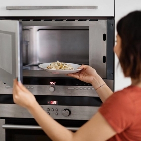 Sử Dụng Lò Vi Sóng An Toàn Và Hiệu Quả: Những Điều Cần Biết